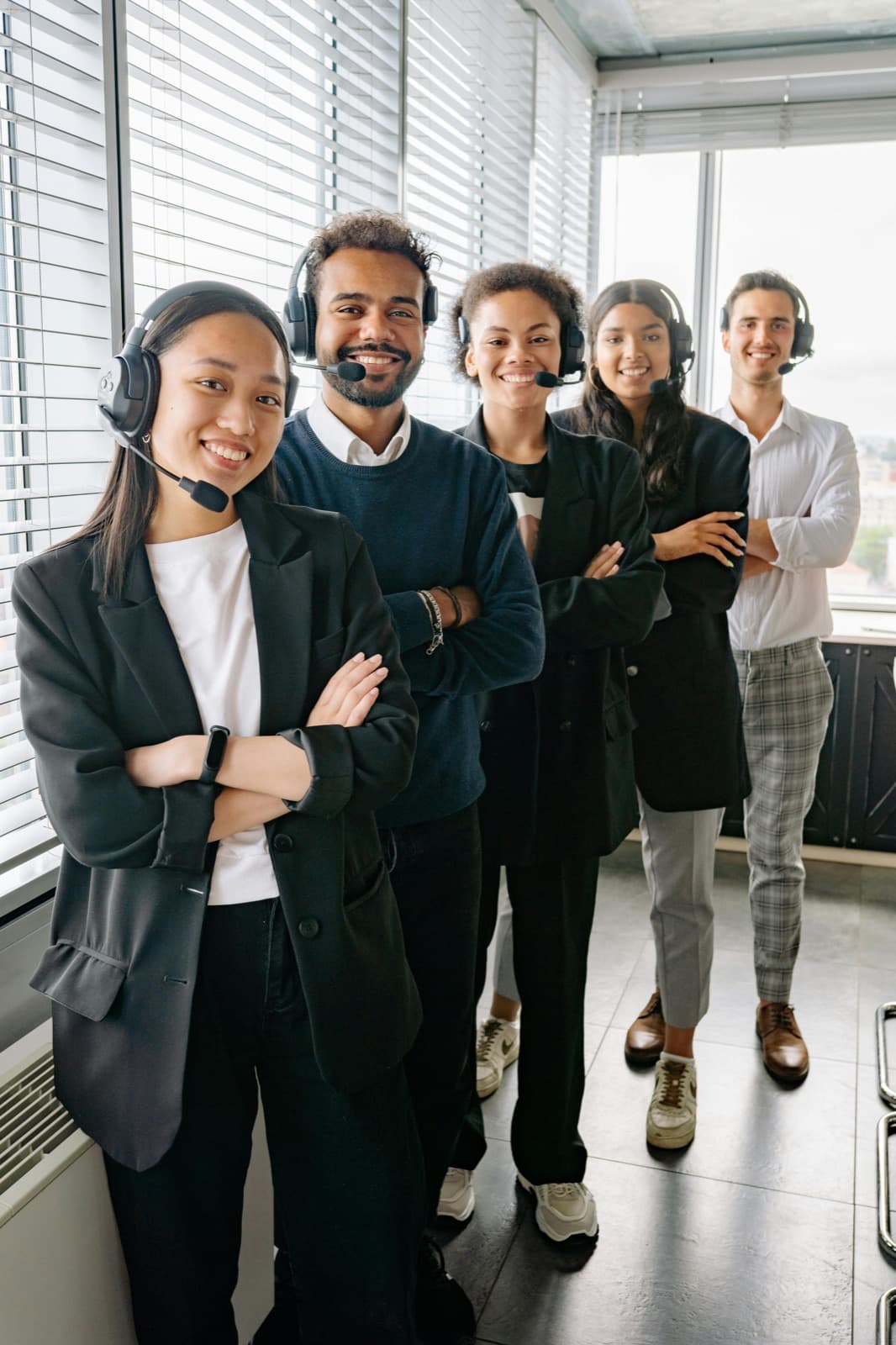 Real estate answering service agent booking a showing during an evening call
